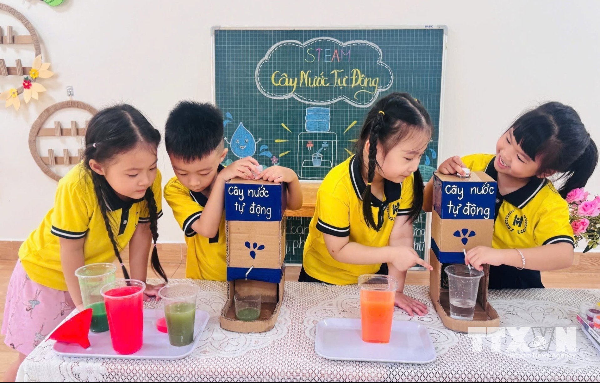 Học sinh trường Mầm non Hồng Nhung (phường Trần Hưng Đạo) khám phá và sáng tạo với mô hình "Cây tưới nước tự động". (Ảnh: Thu Hoài/TTXVN)